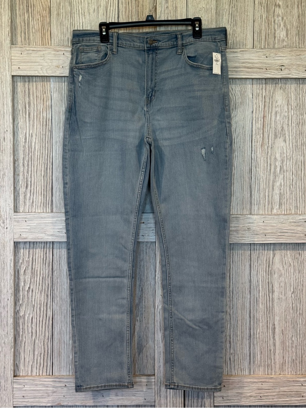 Old Navy women’s Skinny Jeans in light blue Denim. Sz 20 Plus.
